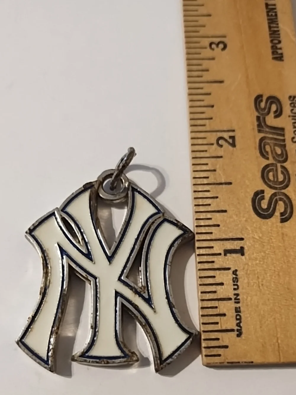 New York Yankees Enamel Logo Pendant - White & Navy